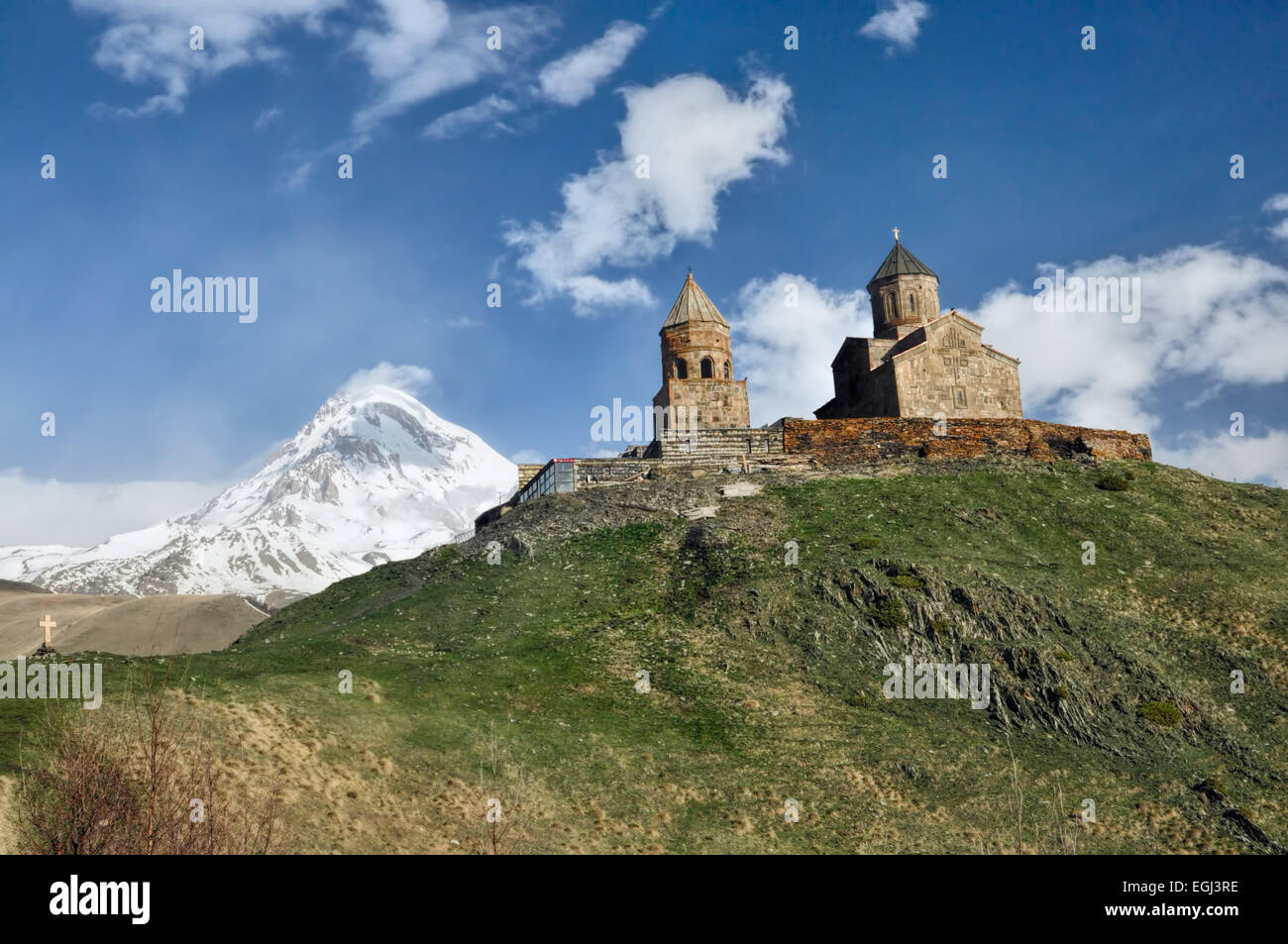Vue pittoresque d'une ancienne église avec le nord-est de la Géorgie montagnes en arrière-plan Banque D'Images