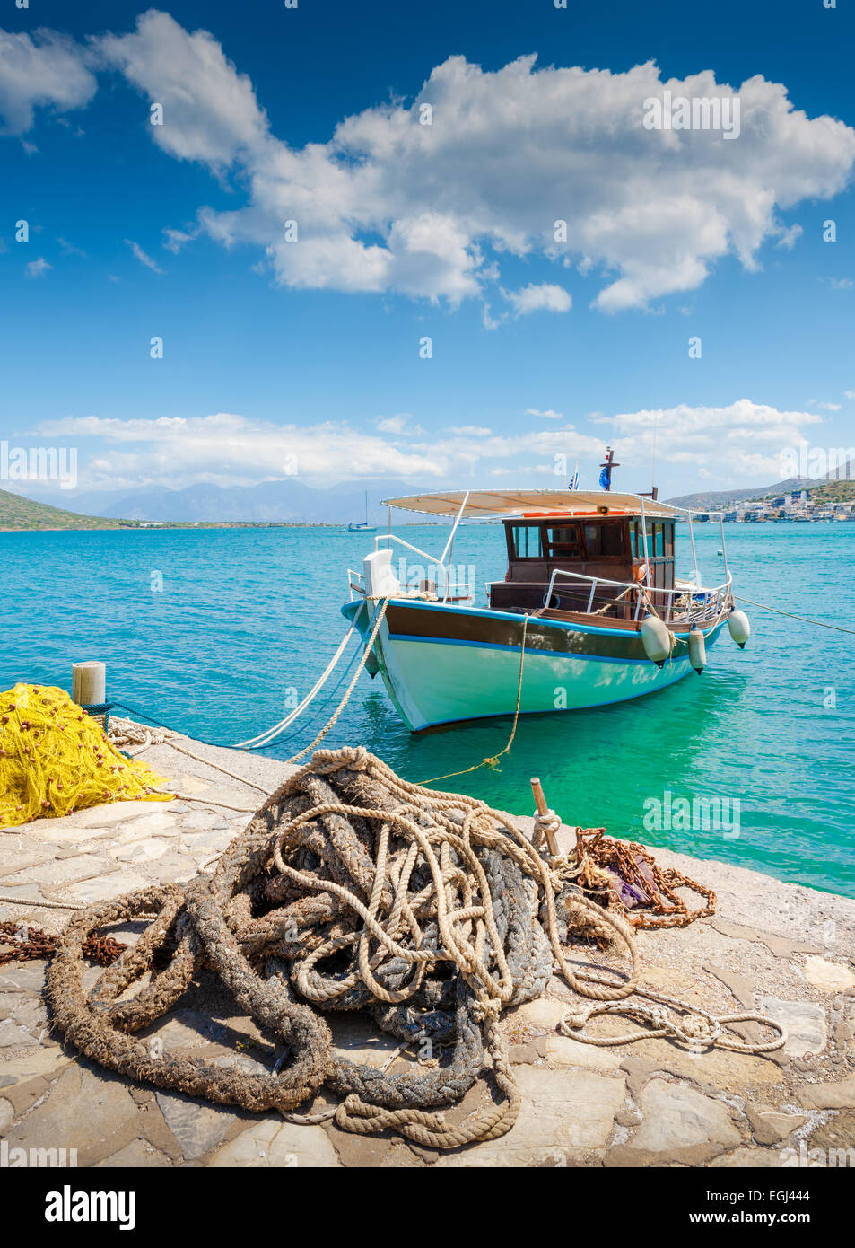 Bateau de pêche au large de la côte de la Crète avec marine corde et filet de pêche dans l'avant-plan. Baie de Mirabello, Grèce Banque D'Images