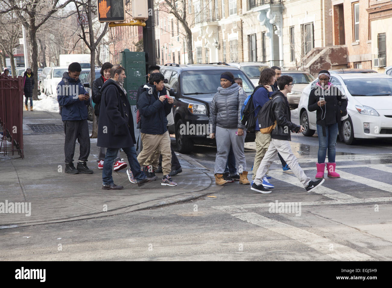 Étudiants adolescents marcher le long de la rue Smith après l'école dans le quartier de Carroll Gardens de Brooklyn, New York. Banque D'Images