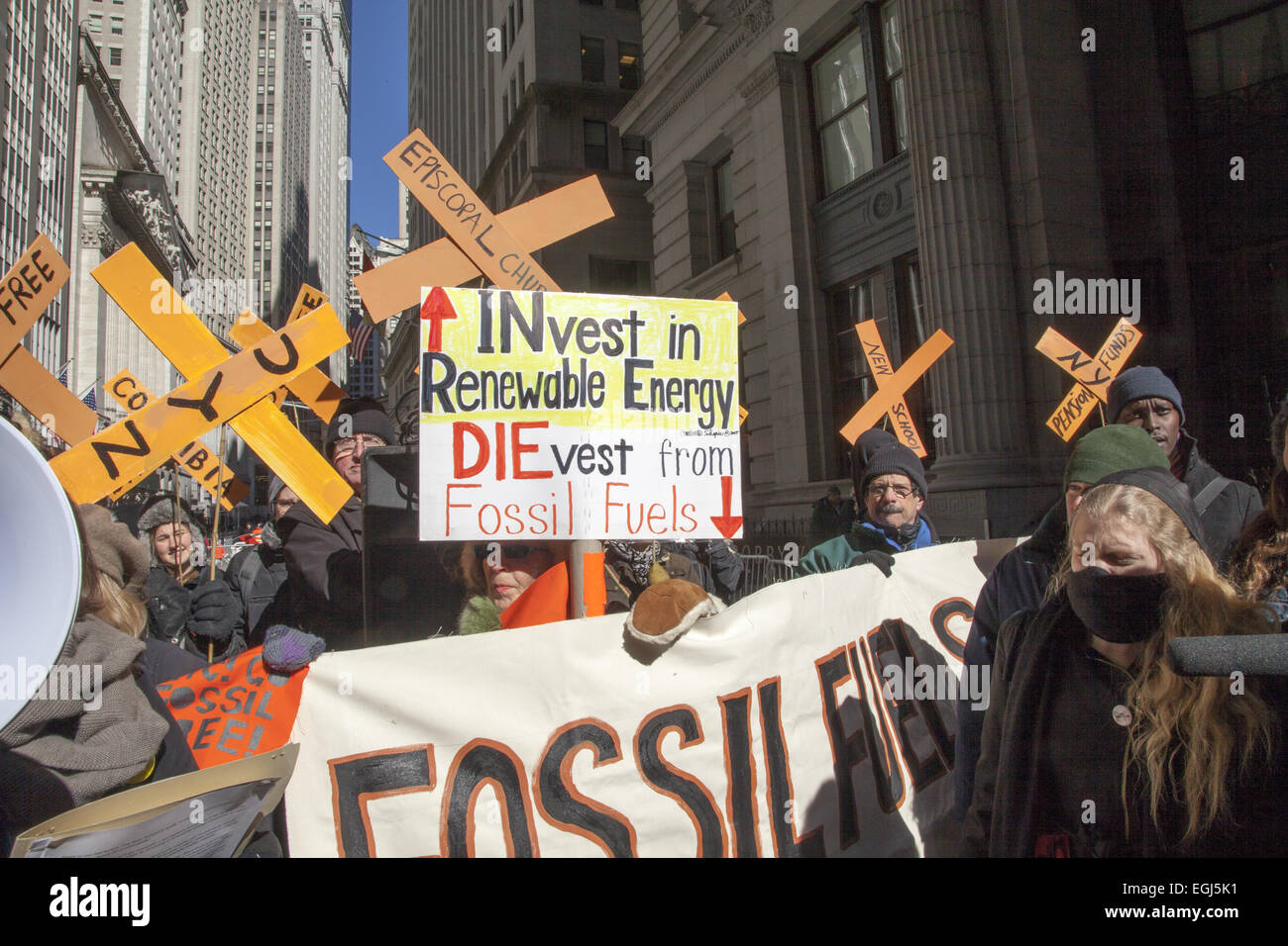 Rassemblement des manifestants dans le quartier financier, à proximité de la Bourse de New York avec le message que les universités, les églises, l'uni Banque D'Images