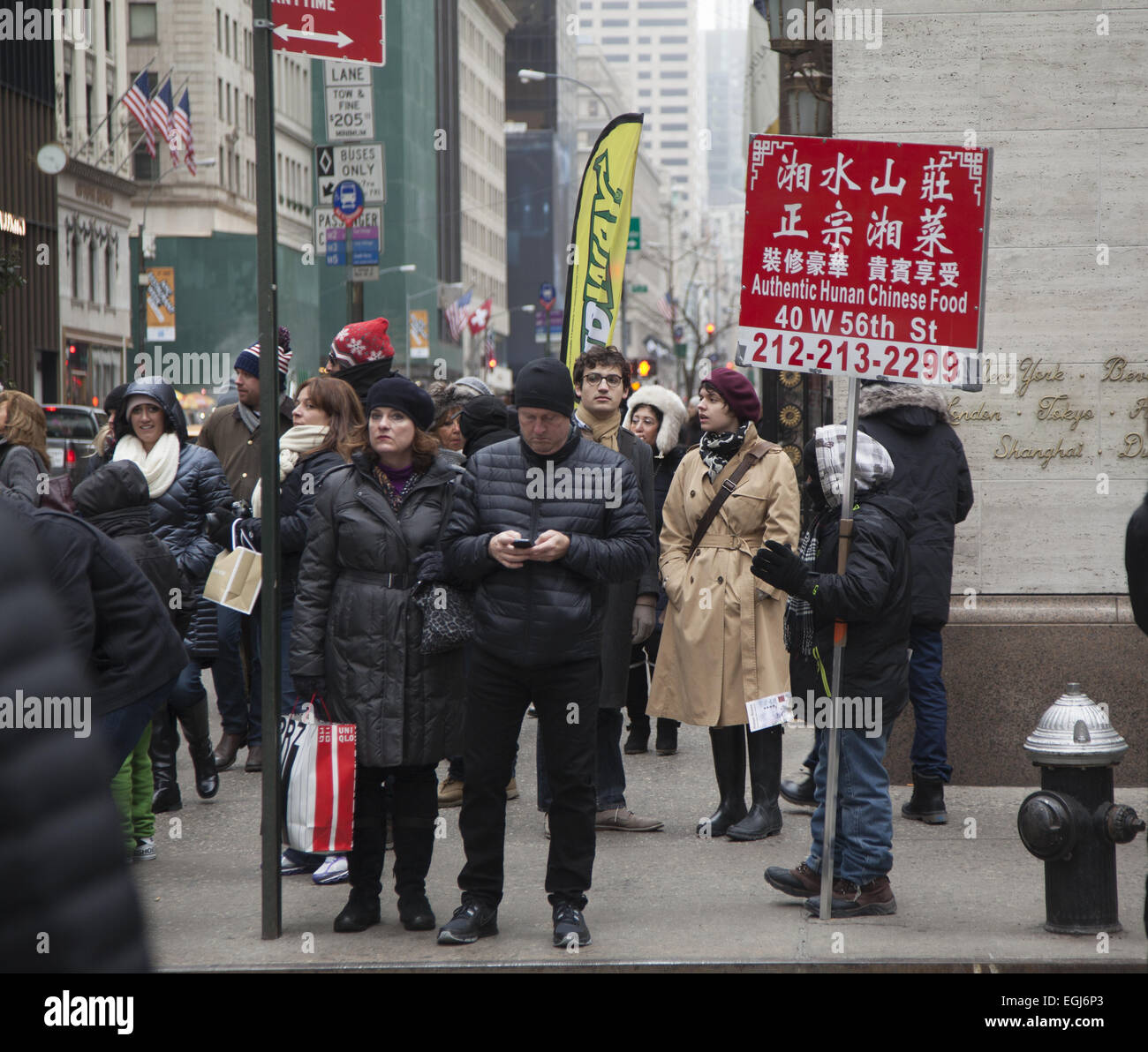 Surtout des touristes attendre que le feu passe sur la 5e Avenue, un samedi à Manhattan. Banque D'Images Surtout des touristes attendre que le feu passe sur la 5e Avenue, un samedi à Manhattan. Banque D'Images