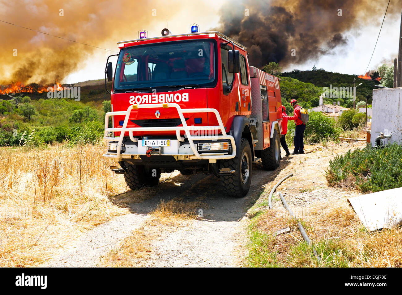 ALJEZUR - 6 juillet : Les pompiers combattant un énorme incendie dans le parc national près de Aljezur le 6/07/2013 au Portugal Banque D'Images
