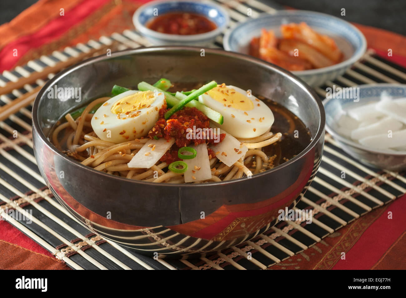 Naengmyeon. Les nouilles froides dans un bouillon froid. L'alimentation de la Corée Banque D'Images