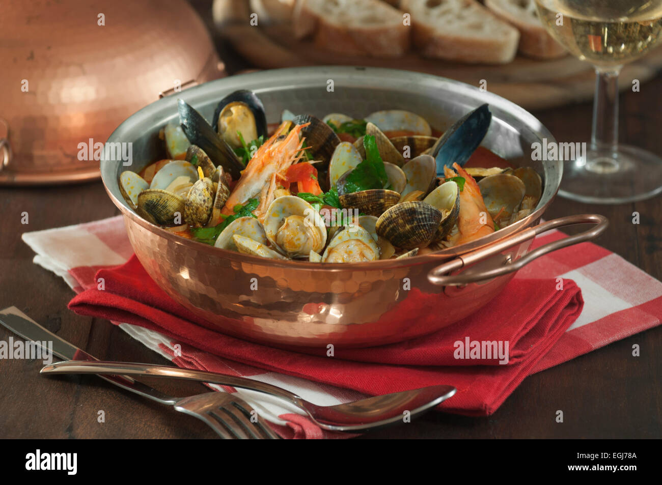 La Cataplana de Mariscos. Ragoût de fruits de mer au Portugal. Banque D'Images