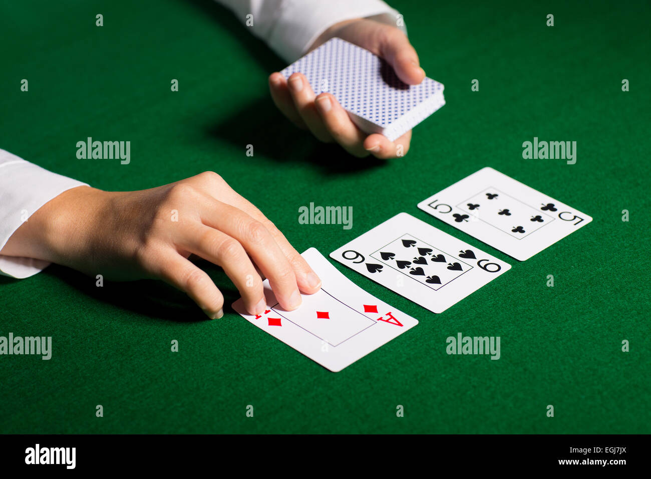 Concessionnaire holdem aux cartes à jouer Banque D'Images