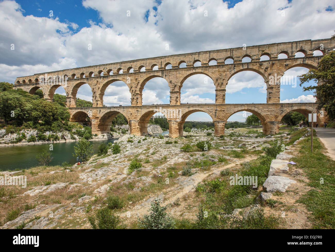 PONT DU GARD, FRANCE - 13 MAI 2014 : une vue sur le Pont du Gard, une partie d'un aqueduc historique datant de l'empire romain. Banque D'Images