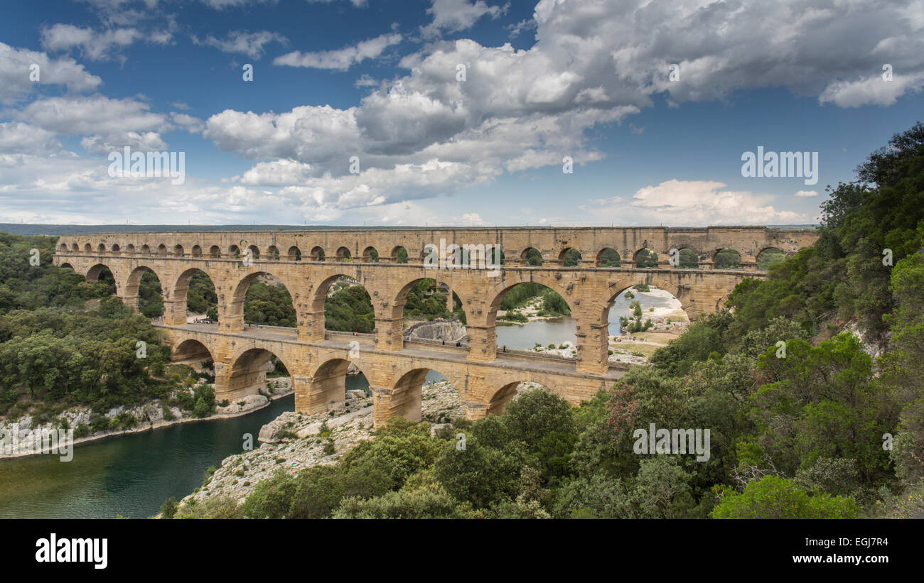 PONT DU GARD, FRANCE - 13 MAI 2014 : une vue sur le Pont du Gard, une partie d'un aqueduc historique datant de l'empire romain. Banque D'Images