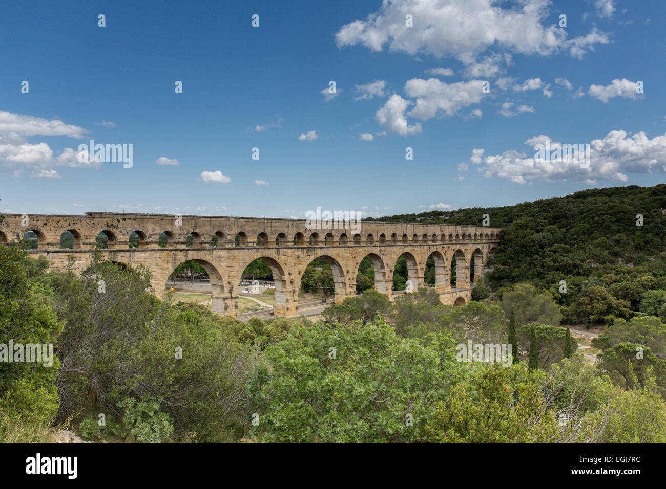 PONT DU GARD, FRANCE - 13 MAI 2014 : une vue sur le Pont du Gard, une partie d'un aqueduc historique datant de l'empire romain. Banque D'Images