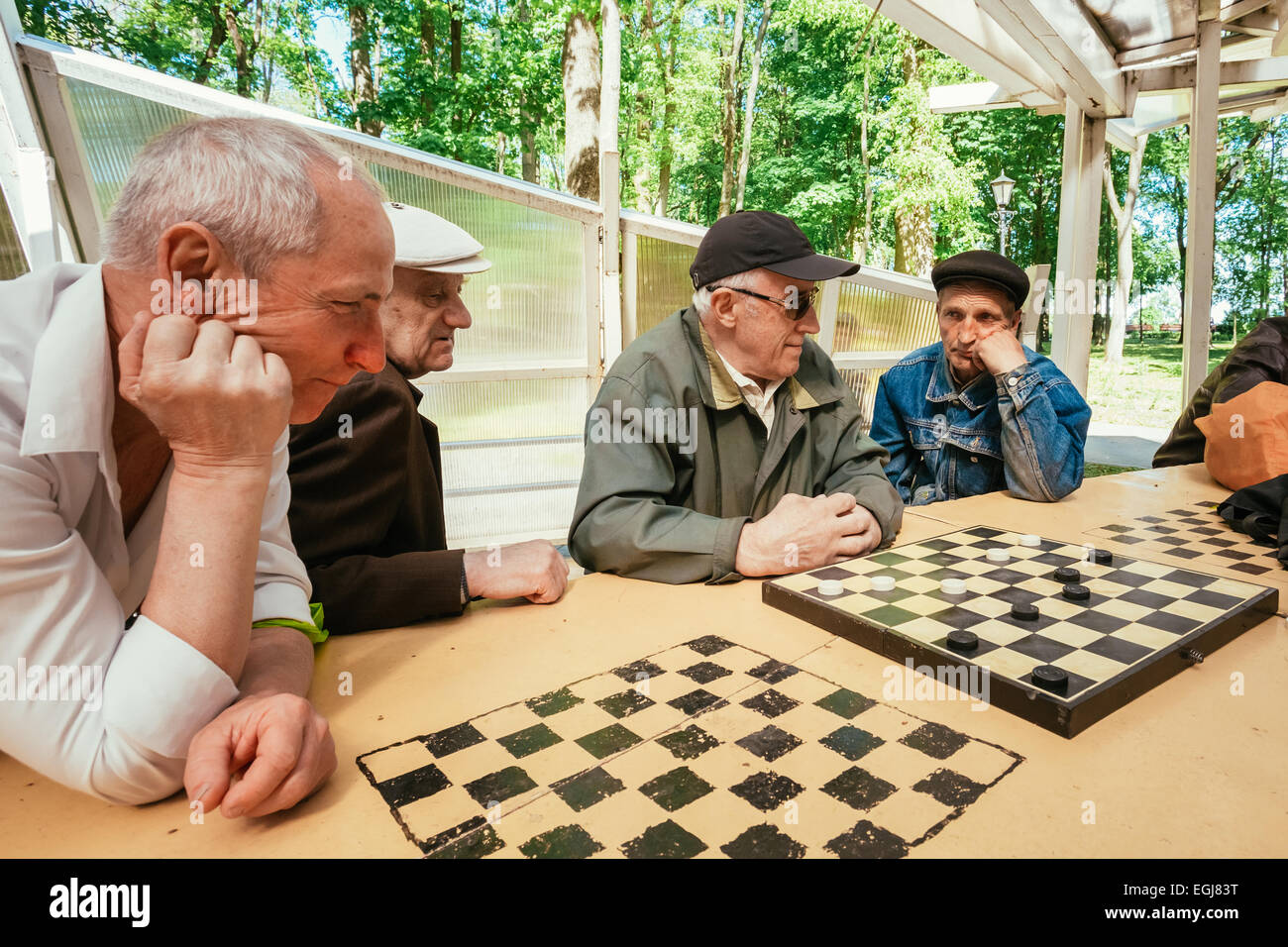 Biélorussie, MINSK - 9 mai 2014 : les retraités actifs, de vieux amis et de temps libre, les hommes s'amusant et en jouant aux échecs à city Banque D'Images