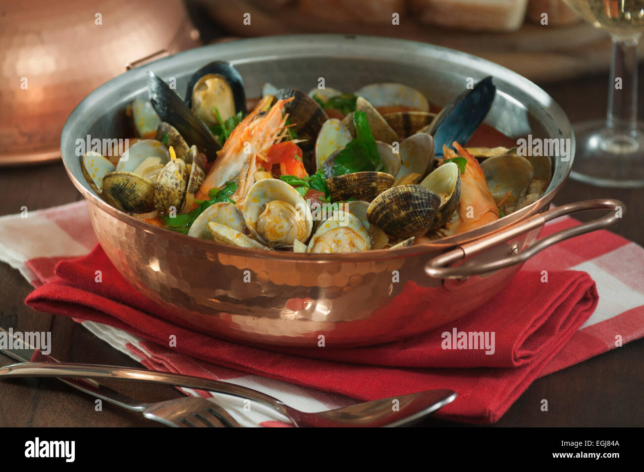 La Cataplana de Mariscos. Ragoût de fruits de mer au Portugal. Banque D'Images