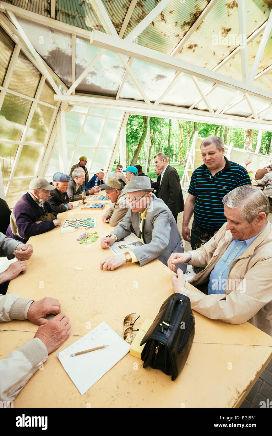 Biélorussie, MINSK - 9 mai 2014 : les retraités actifs, de vieux amis et de temps libre, les hommes s'amusant et en jouant aux échecs à city Banque D'Images
