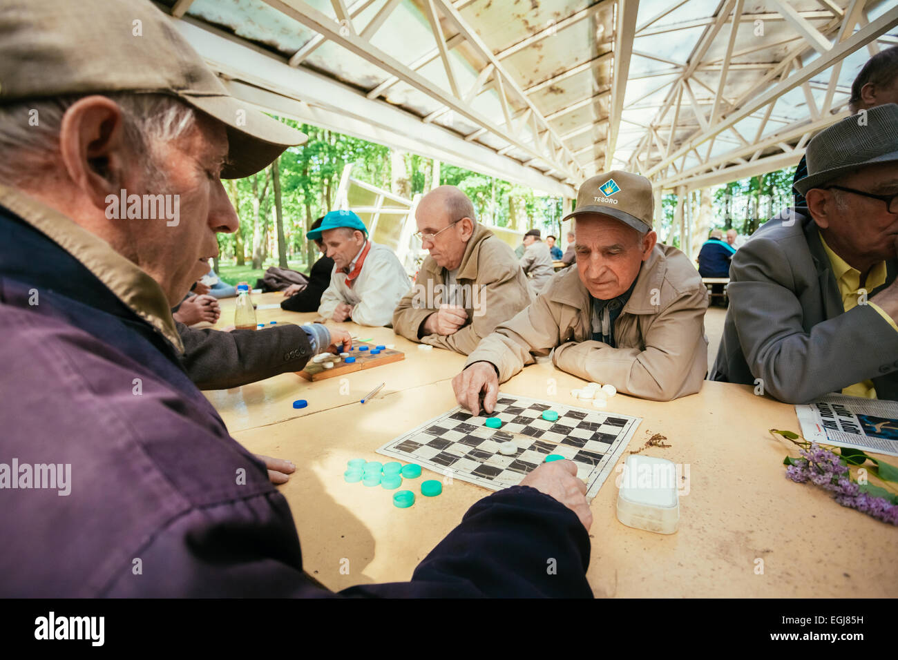 Biélorussie, MINSK - 9 mai 2014 : les retraités actifs, de vieux amis et de temps libre, les hommes s'amusant et en jouant aux échecs à city Banque D'Images