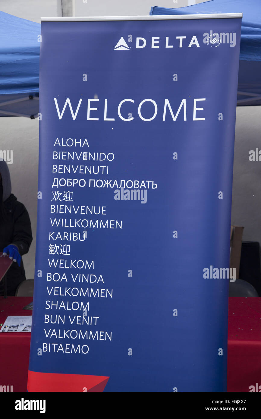 Le mot Bienvenue en plusieurs langues, la promotion de tous les différents pays Delta Airlines vole vers. Stand pendant le Nouvel An chinois Banque D'Images