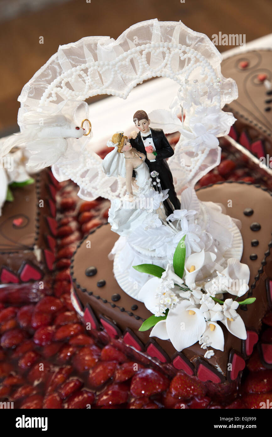 Close up mariage au chocolat avec Figurines Couple dans un coeur lacé blanc Banque D'Images