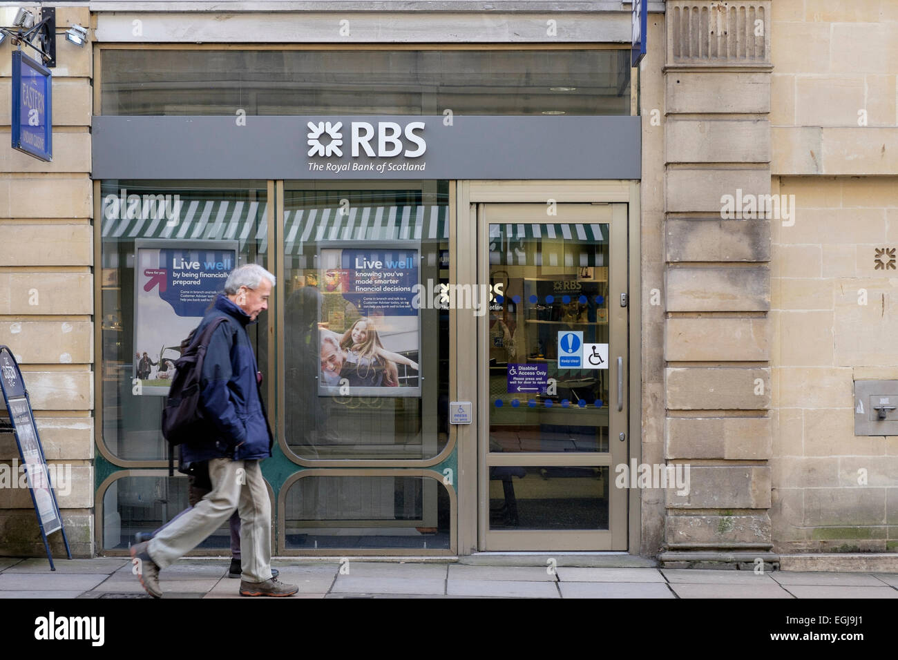 BATH, Royaume-Uni, le 25 février, 2015. Le jour avant la Royal Bank of Scotland Group communication de leurs résultats de l'exercice les consommateurs sont représentés en passant devant une succursale de la rue haute de la Royal Bank of Scotland, la banque RBS à Bath, England, UK Banque D'Images