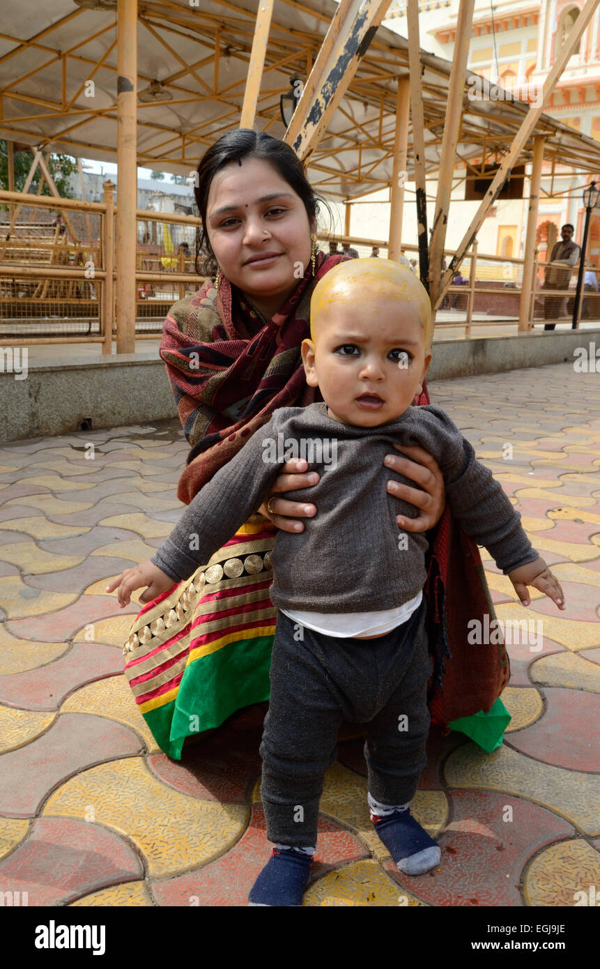 Un Indien baby boy avec sa mère après son Mundan ou tête de Ram Raja Temple cérémonie Orchha Madhya Pradesh, Inde Banque D'Images
