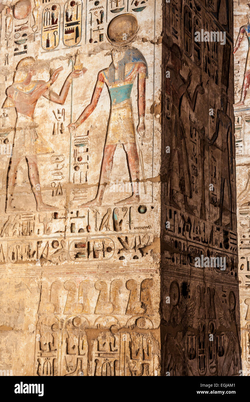 Bas-relief sculpté dans l'Egypte antique temple funéraire de Ramsès III à Médinet Habou. Banque D'Images