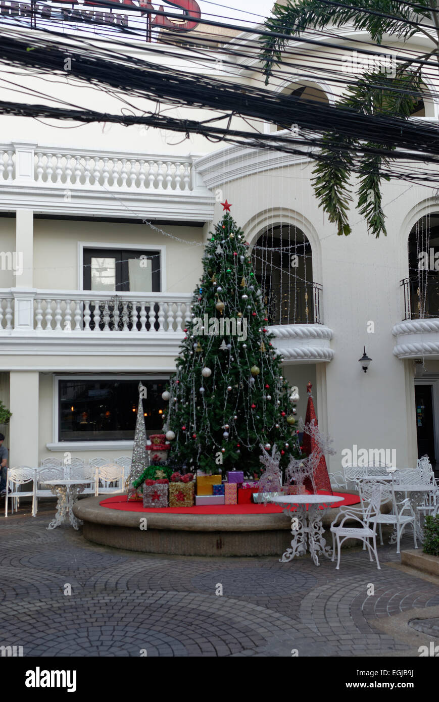 Noël dehors Gulliver's Bar, Bangkok, Thaïlande avec des câbles aériens chaotique Banque D'Images