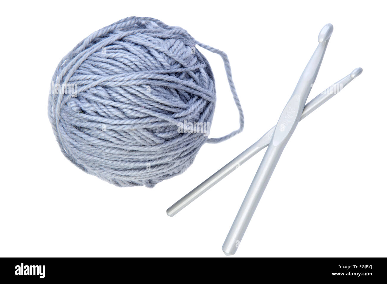 Objet isolé sur blanc - balle de laine avec l'aiguille à tricoter Banque D'Images