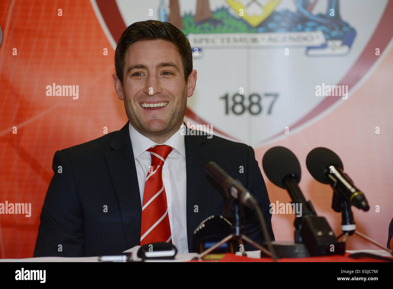 Barnsley, au Royaume-Uni. Feb 25, 2015. Barnsley FC, nouveau manager Lee Johnson est montré être dévoilée à l'Oakwell en fonction du terrain de football le mercredi 25 février 2015. Lee a accepté l'emploi après directeur précédent Danny Wilson a été licencié le 12 février 2015. Photo : Scott Bairstow/Alamy Live News Banque D'Images