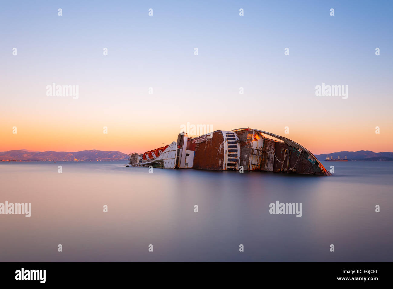 Vieille épave abandonnée près de Athens, Grèce contre un ciel coloré, longue exposition photographie Banque D'Images