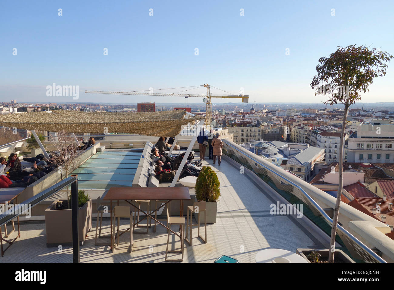 Visiteurs détente sur toit-terrasse. Chaises longues de Circulo de Bellas Artes, Madrid Espagne. Banque D'Images