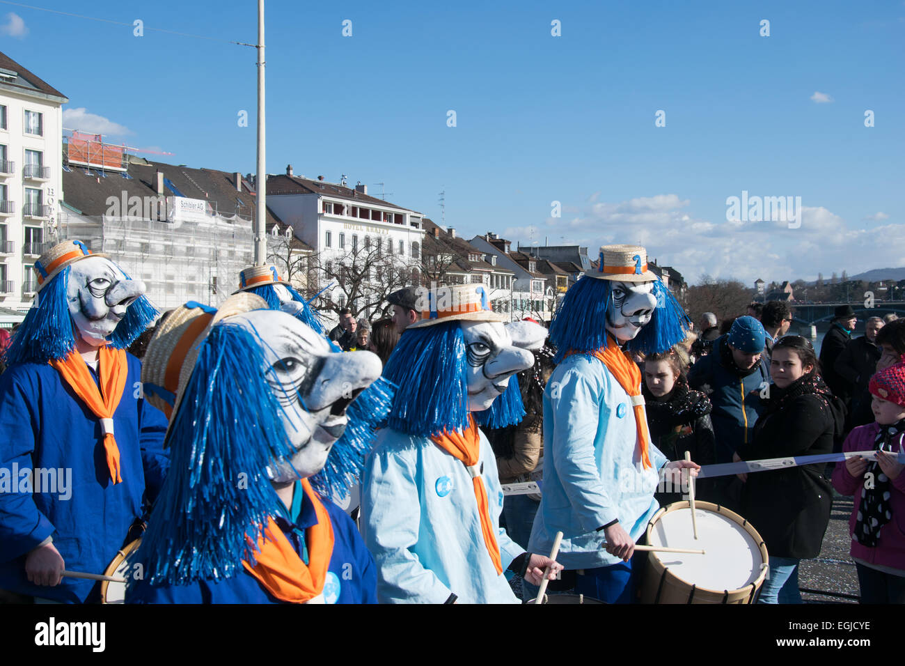 Bâle, Suisse. 25 Février, 2015. Selon wikipedia, le carnaval de Bâle est l'un des top 50 les festivités locales en Europe. Il faut trois jours du 23 au 25 février 2015. Dans le dernier jour, les défilés ont lieu à partir de 14:00 pour environ deux heures. Les participants masqués (Fasnächtler en suisse-allemand) mélanger les confettis à la population et aussi leur donner des bonbons, des oranges, etc. Crédit : swiss.photos/Alamy Live News Banque D'Images