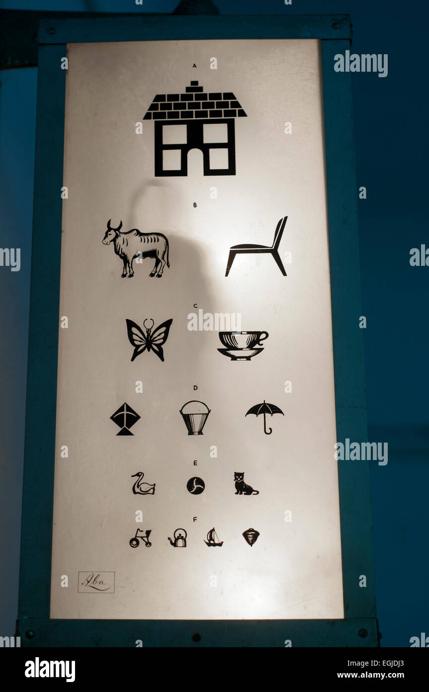 L'Inde. Le Bihar. 2014. L'hôpital de mission chrétienne Bamdah. L'oeil visuel graphique pour tester les enfants. Banque D'Images