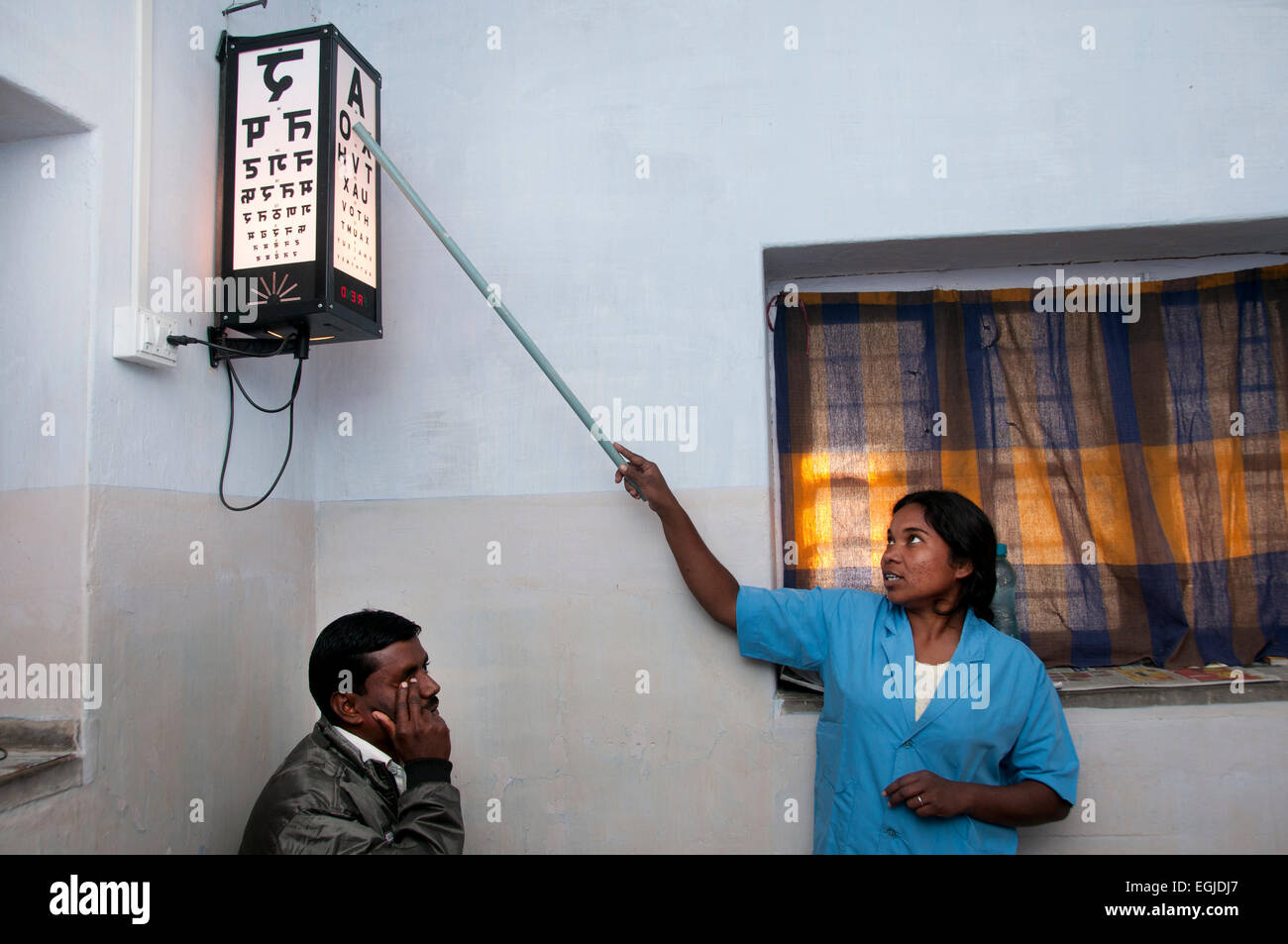 L'Inde. Le Bihar. 2014. L'hôpital de mission chrétienne Bamdah. Vision d'essai - le patient peut lire l'anglais. Banque D'Images