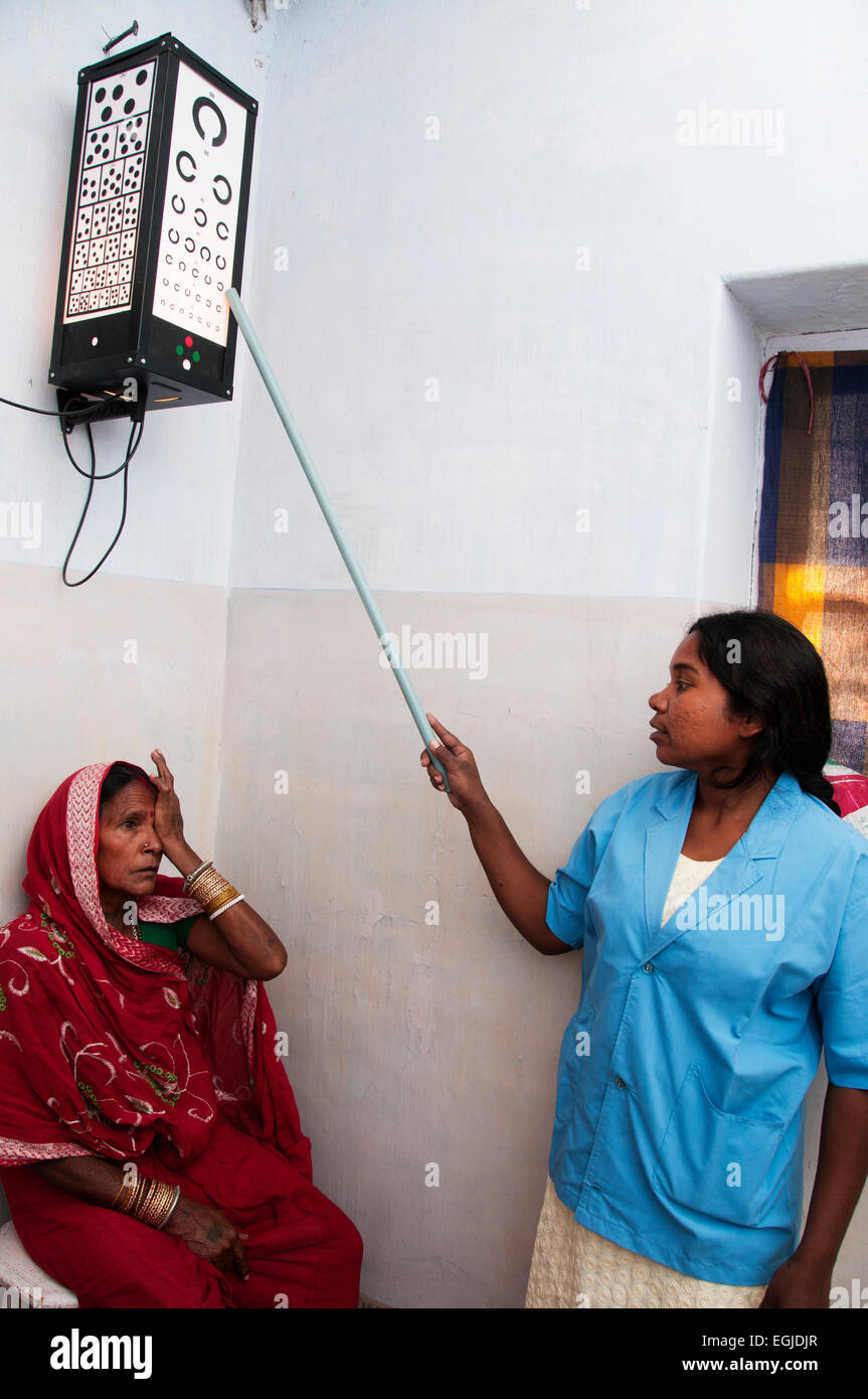 L'Inde. Le Bihar. 2014. L'hôpital de mission chrétienne Bamdah. Vue d'essai avec Visual Chart pour les personnes qui ne peuvent pas lire Banque D'Images