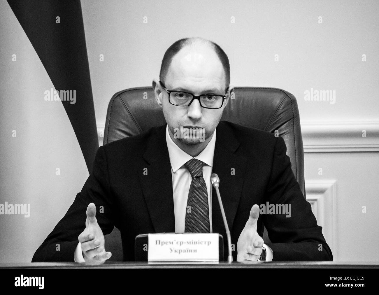 Kiev, Ukraine. Feb 25, 2015. Premier Arseni Iatseniouk -- Le Cabinet augmente les coûts des réfugiés à 3 milliards hryvnia. En fonction de vice-premier ministre Zoubkov Gennady, le Cabinet a déjà fait ces changements au budget. Des modifications du budget doit encore prendre le parlement. En outre, l'argent supplémentaire sera demandé aux donateurs. Presque 320 millions de dollars vont demander d'enregistrer les personnes déplacées et celles qui sont restés à l'Est. Le fonds sera consacré à l'alimentation, le logement, les soins médicaux, l'aide psychologique et l'éducation de base. Une partie de l'argent a déjà été trouvé. © Igor Golovnov/Alamy Banque D'Images