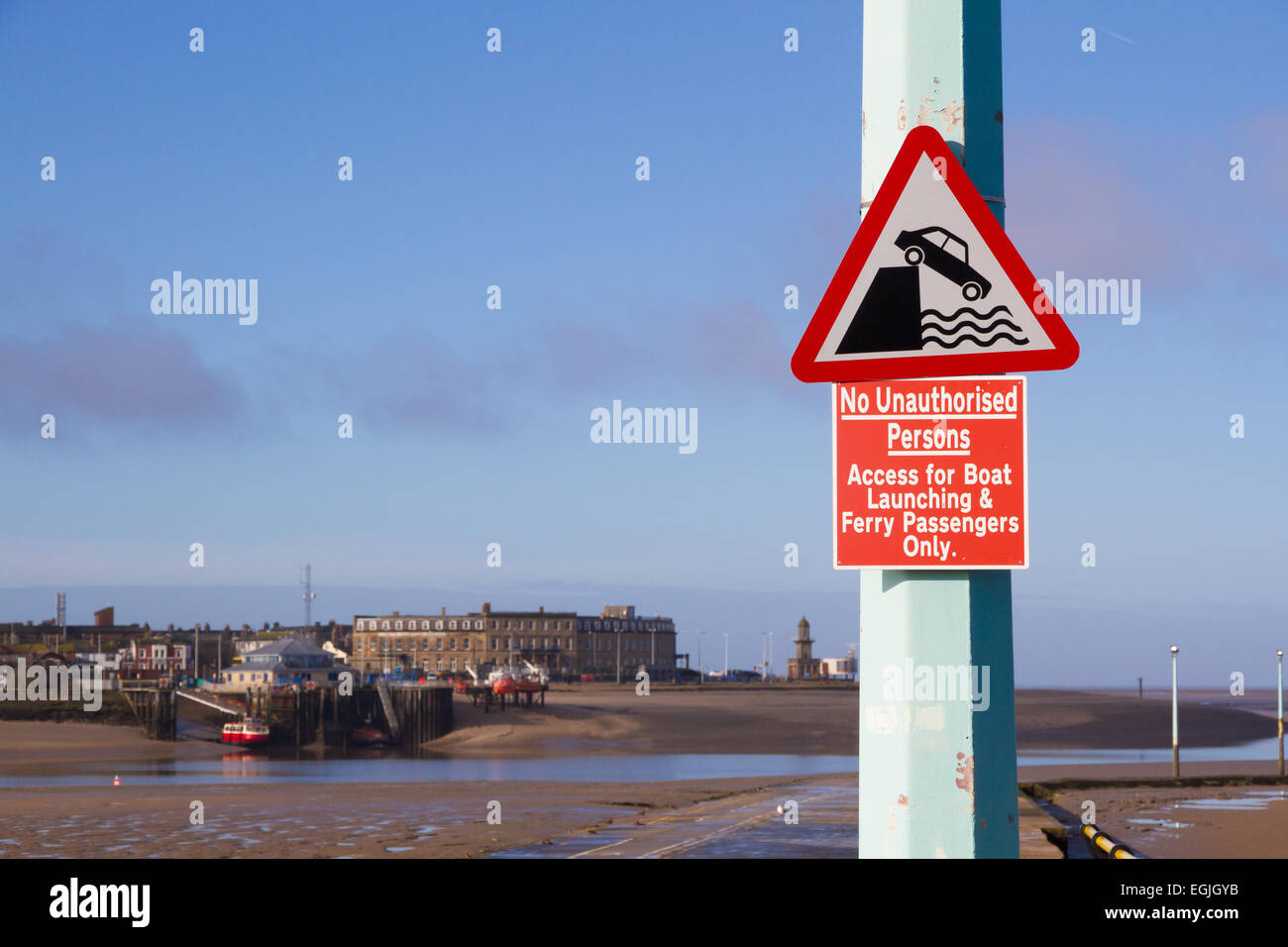Le Signe de danger sur halage Ferry à Knott Fin, Lancashire. Banque D'Images
