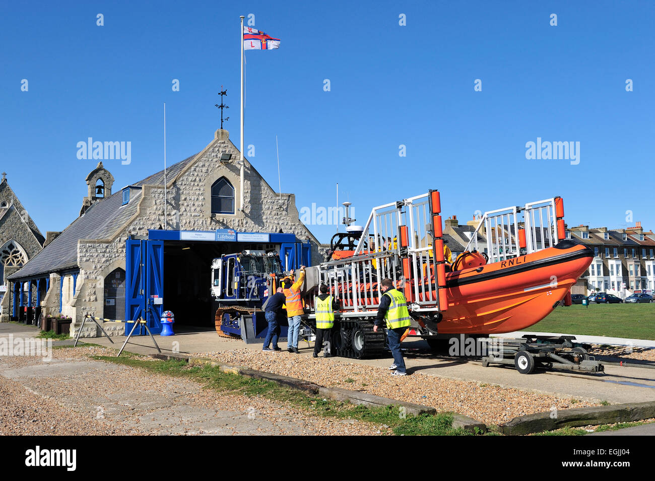 Le canot de sauvetage étant remis dans la station à Walmer, Deal, Kent Banque D'Images