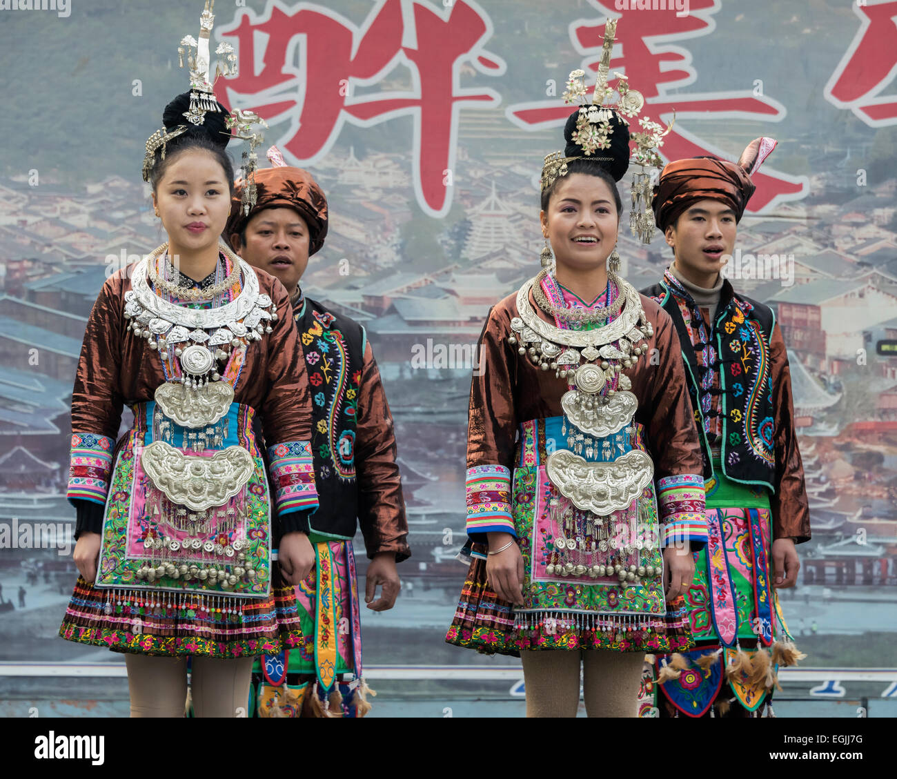 Vêtements ethniques Dong Dong, Zhaoxing village, province de Guizhou, Chine  Photo Stock - Alamy