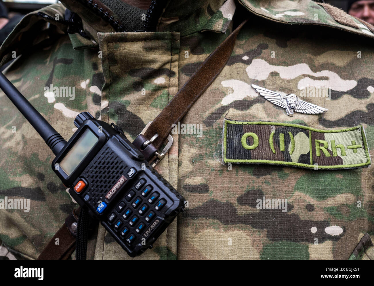 Kiev, Ukraine. 25 Février, 2015. L'un des commandants du groupe de bénévoles "droit privé" -- organisation radicale ukrainien "droit privé", tenue le mercredi 25 février 2015, à Kiev "Vérité - Marsh Marsh de l'homme." Les radicaux libres d'accuser les autorités ukrainiennes dans problèmes économiques, la corruption et l'échec de l'opération spéciale dans l'Est. Lieu des militants des portraits de personnes qui ont été tués dans des opérations anti-terroristes et sur le Maidan, et les drapeaux rouges et noirs. Crédit : Igor Golovnov/Alamy Live News Banque D'Images