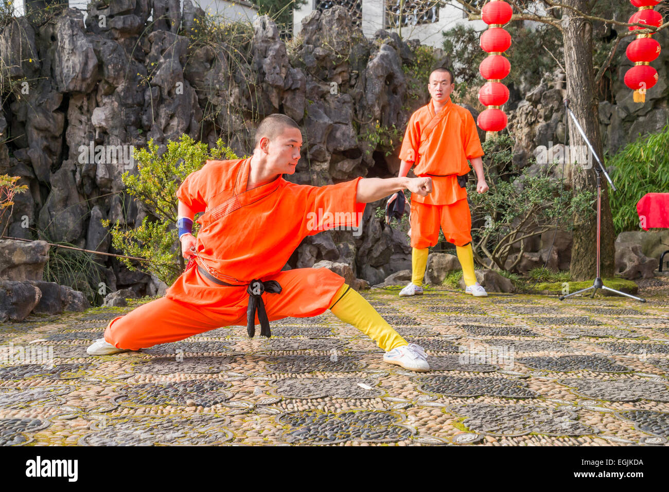 Performance Kung fu d'expert par des moines Shaolin, Banque D'Images