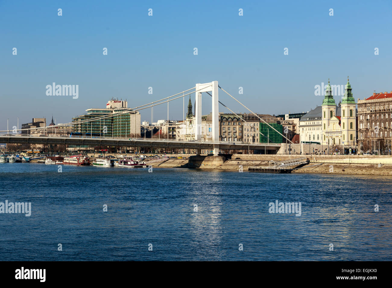 BUDAPEST, HONGRIE - Février 15, 2015 : Pont Elisabeth (Hongrois : Erzsebet Hid) est le troisième pont le plus récent de Budapest, Hongrie Banque D'Images