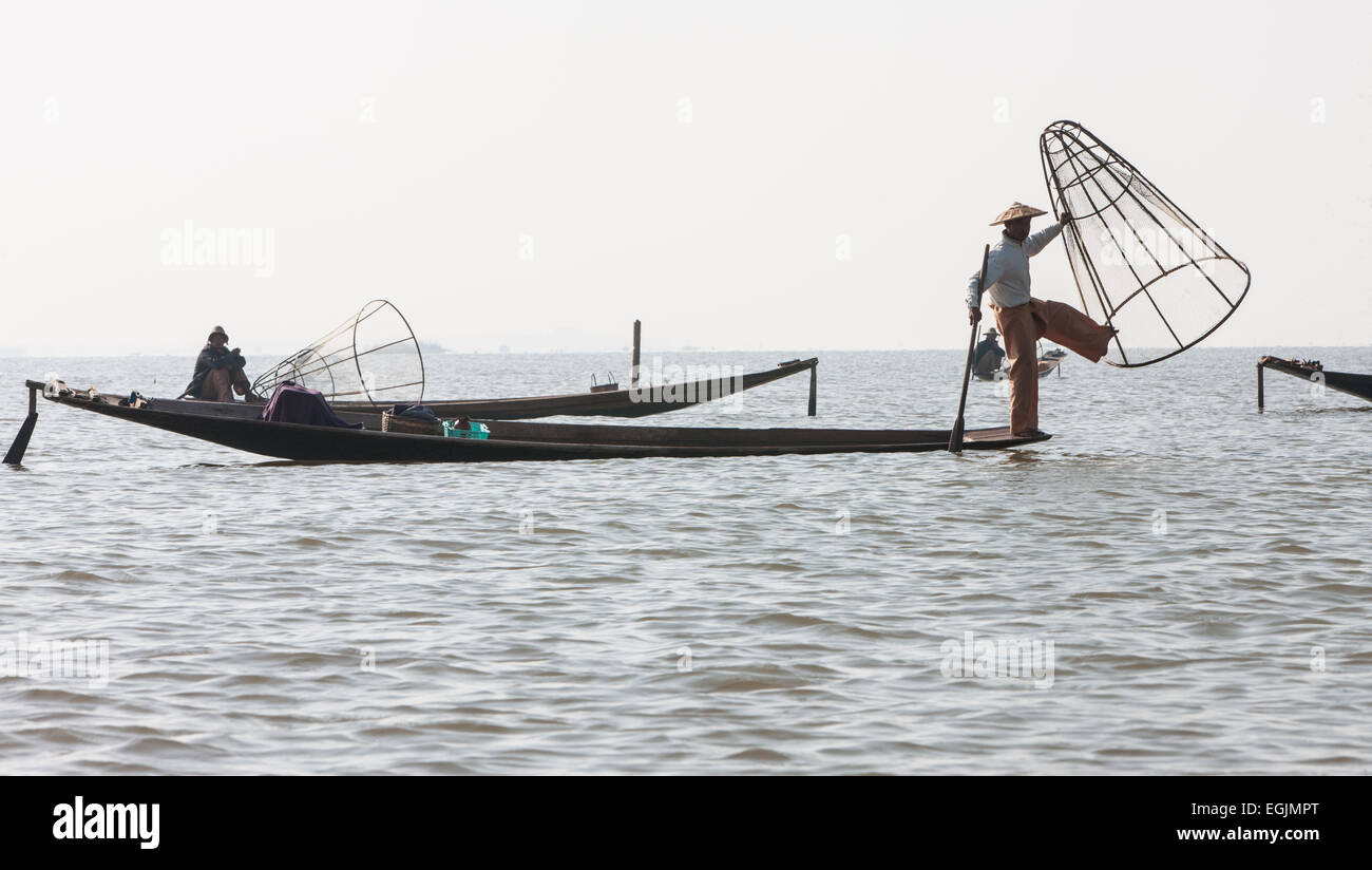 Célèbre célèbre,rameurs jambe la pêche sur le lac Inle, Myanmar, Birmanie, Banque D'Images