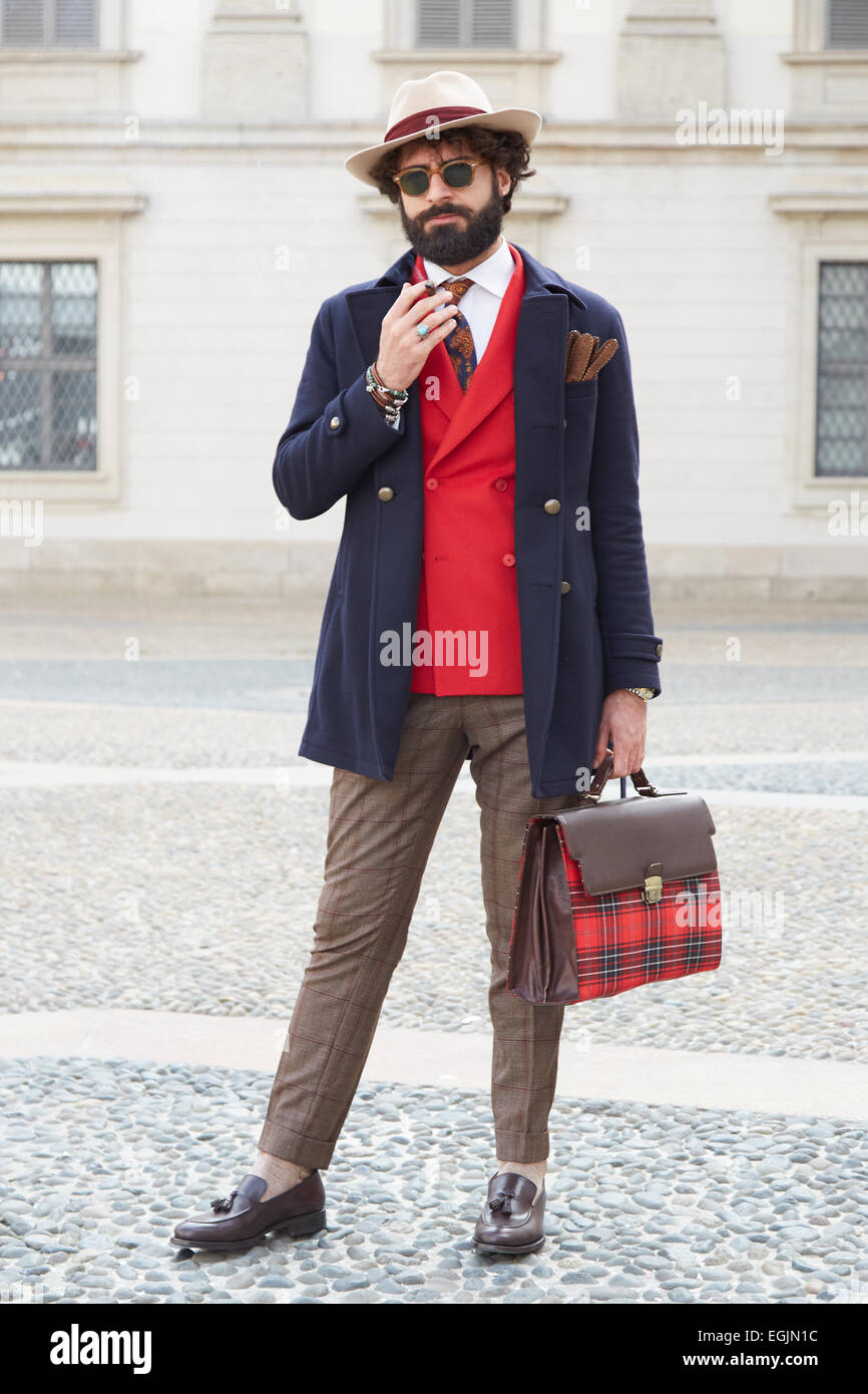 MILAN, ITALIE - 25 février : Milan Fashion Week Day 1, Automne/Hiver 2015-2016 personnes street style ? Banque D'Images