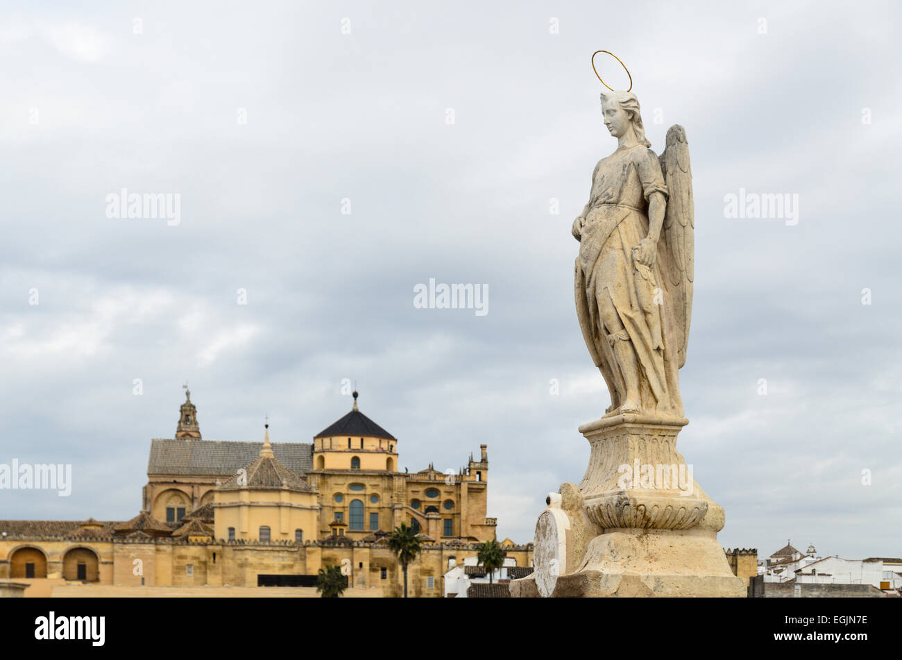 La statue de Saint Raphaël par Bernabé Gómez del Rio sur le pont romain de Cordoue, Andalousie, espagne. Banque D'Images