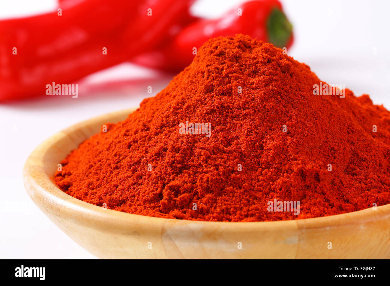 Paprika en poudre dans un bol en bois Banque D'Images