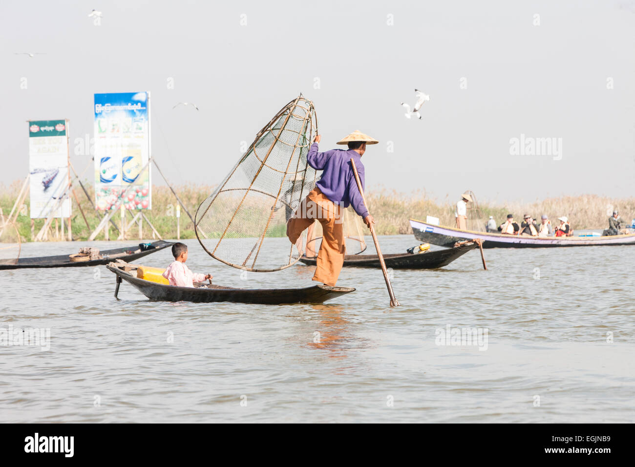 Célèbre célèbre,rameurs jambe la pêche sur le lac Inle, Myanmar, Birmanie, Banque D'Images