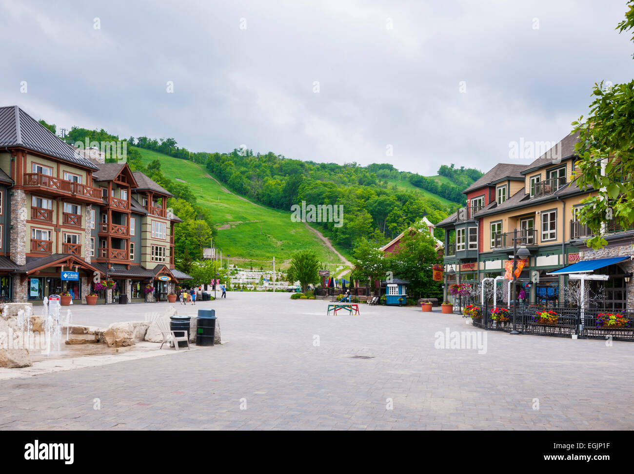 COLLINGWOOD, ON, CANADA - LE 18 JUIN : l'été ski hill, boutiques et restaurants à Blue Mountain Village, 2014 Banque D'Images