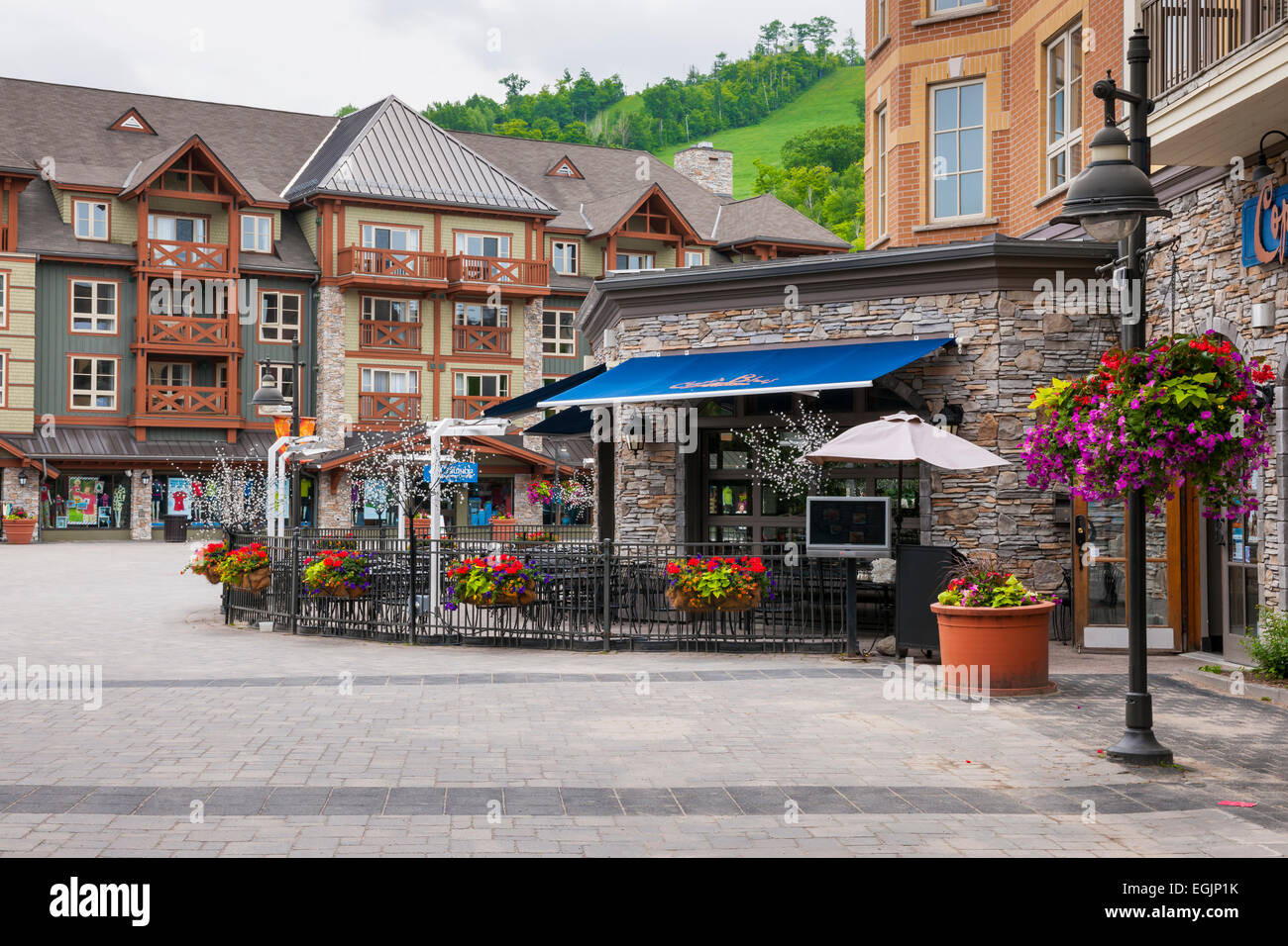 COLLINGWOOD, ON, CANADA - LE 18 JUIN : vue d'été de Blues cuivre restaurant à Blue Mountain Village, 2014 Banque D'Images