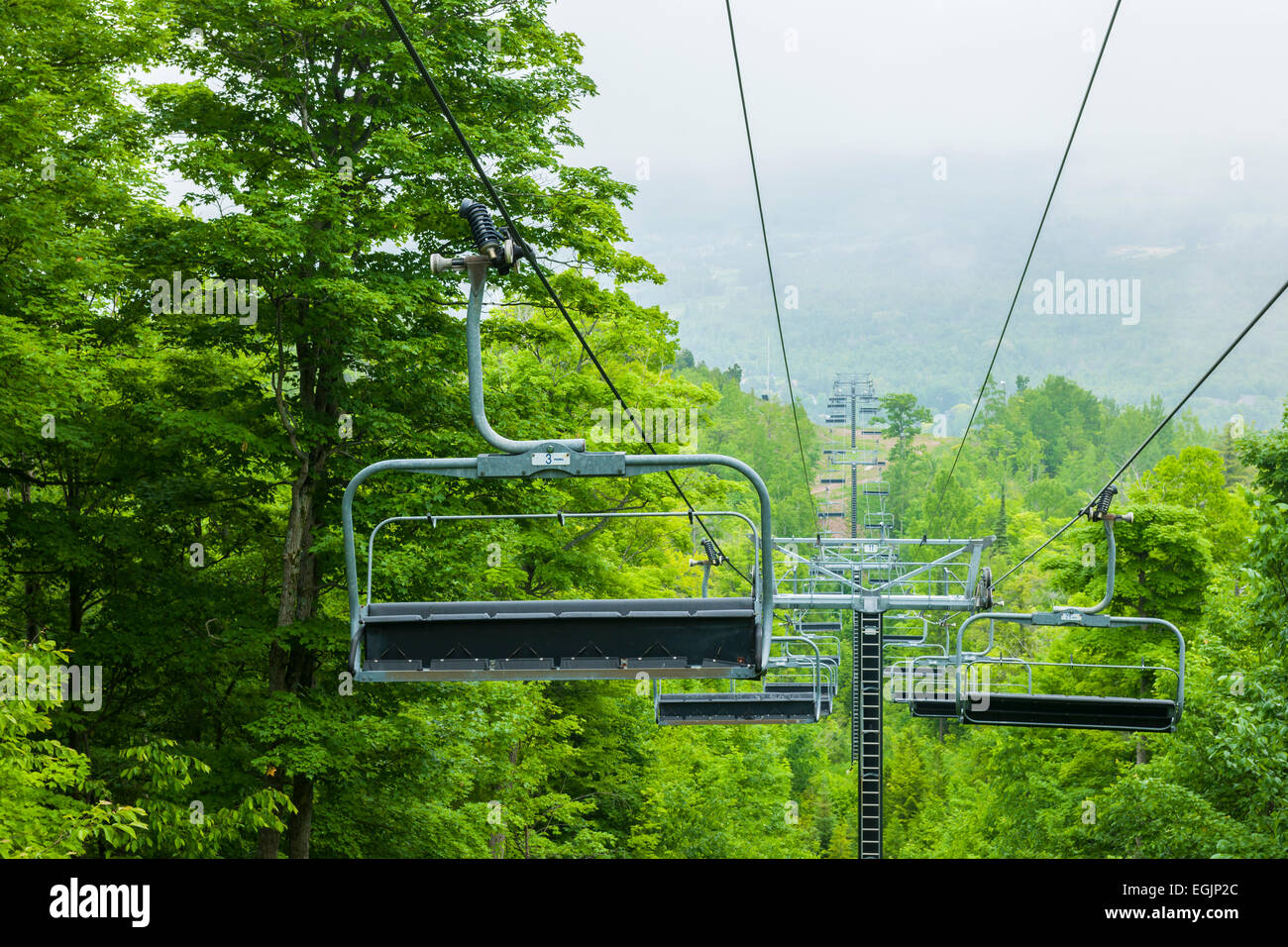 COLLINGWOOD, ON, CANADA - LE 18 JUIN : Télésiège fermé en été à Blue Mountain Ski Resort, 2014 Banque D'Images