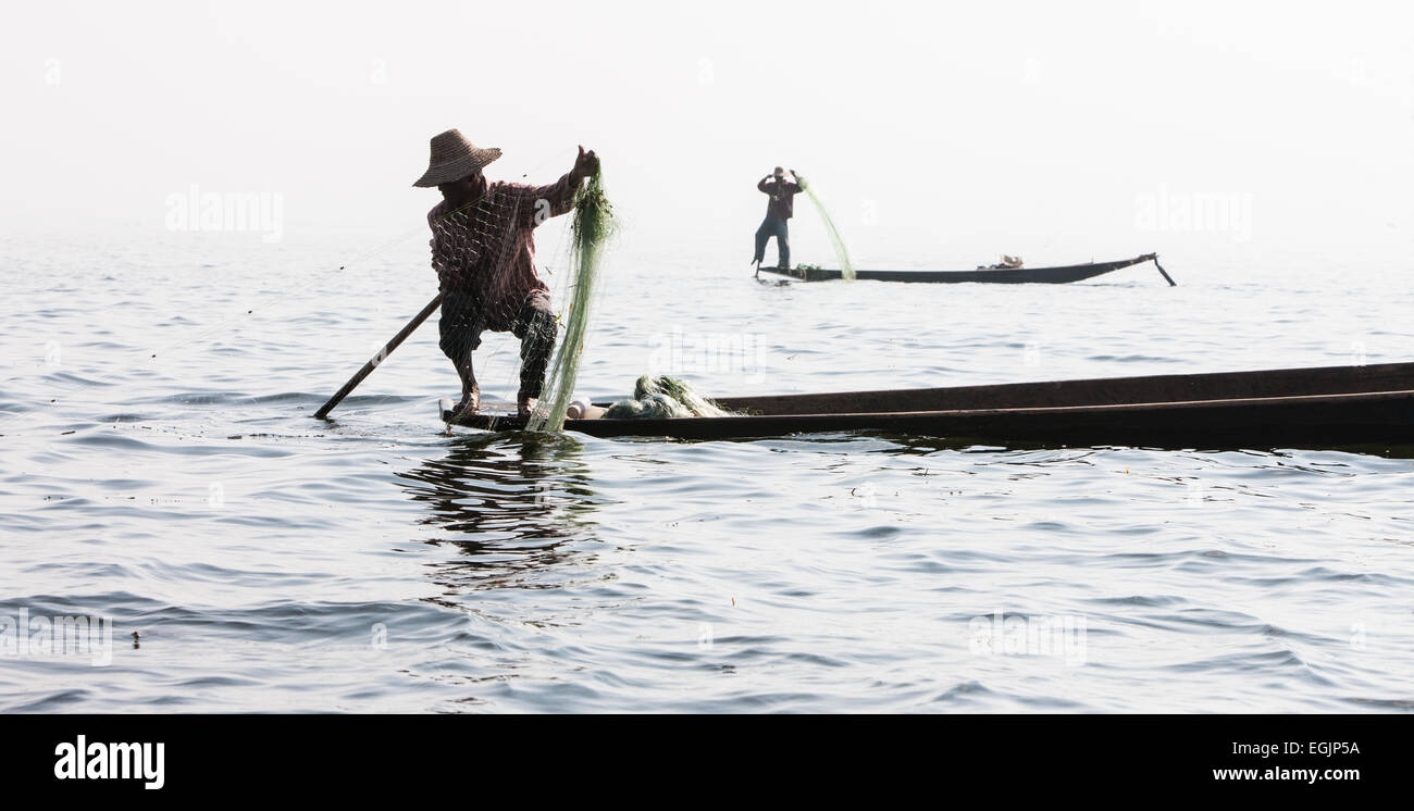 Célèbre célèbre,rameurs jambe la pêche sur le lac Inle, Myanmar, Birmanie, Banque D'Images
