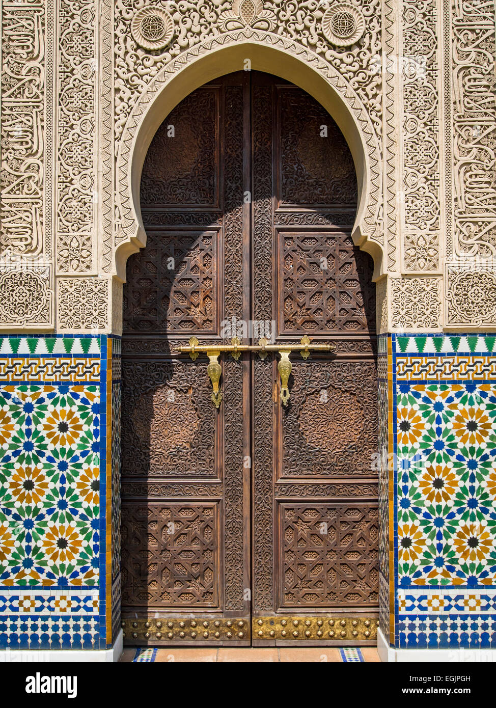 Portes sculptées marocaines Banque de photographies et d'images à haute  résolution - Alamy