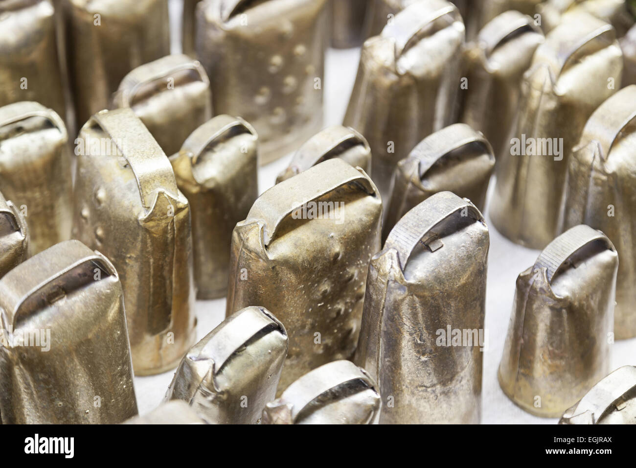 Cloches de vache en métal, détail de certains instruments pour produire des sons, de l'artisanat local Banque D'Images