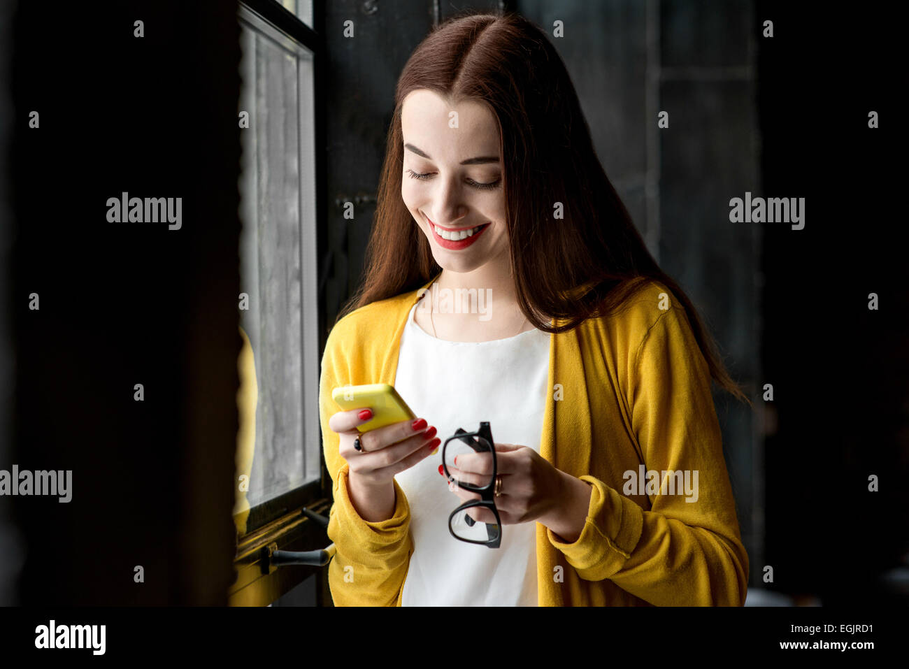 Femme à l'aide de Phone Banque D'Images