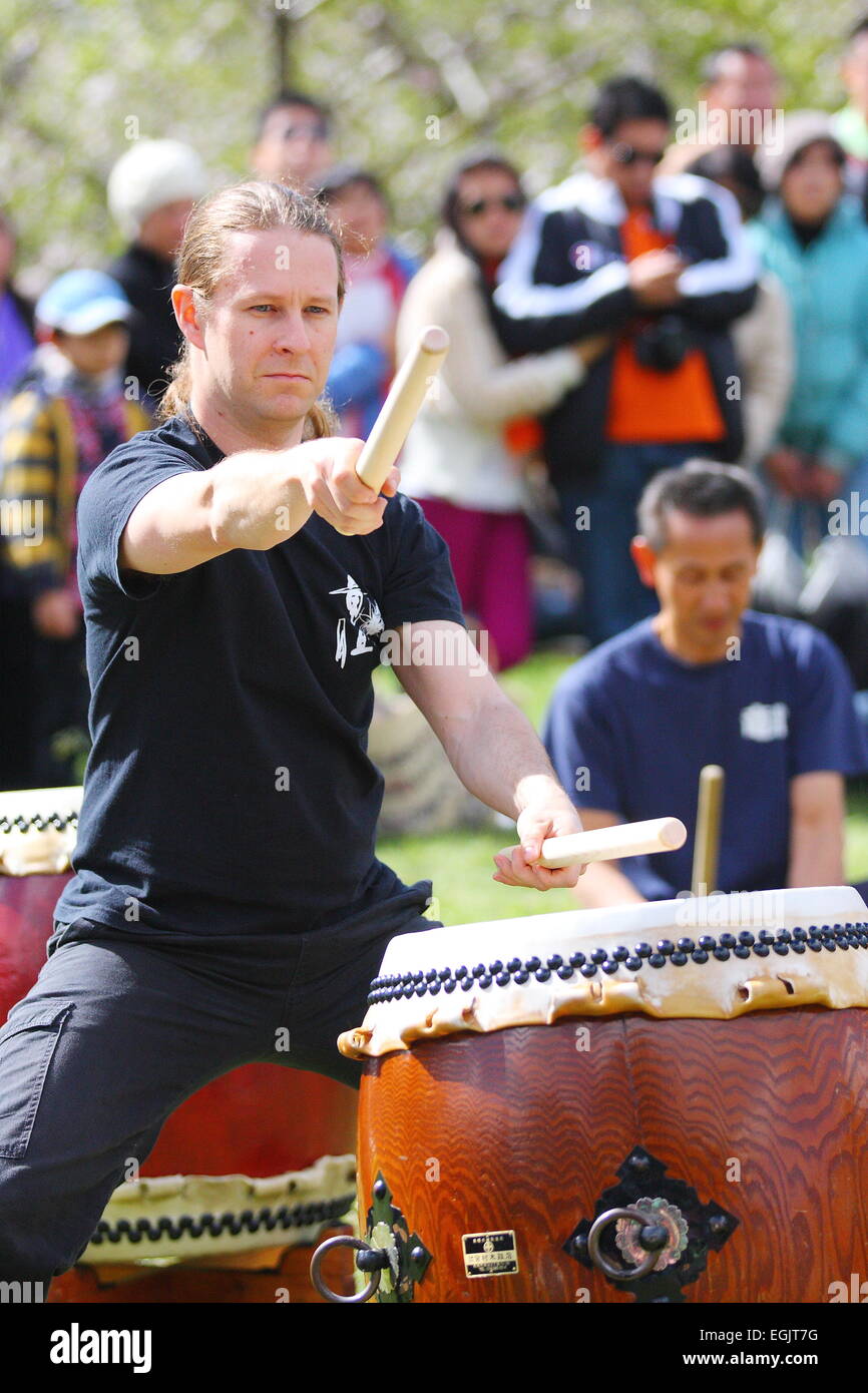 Caucasian man jouer un tambour à Hanami Festival, Melbourne, Australie Banque D'Images